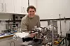 Henrik Hovde Sønsteby viser fram et ALD-apparat som er spesialbygget ved Kjemisk institutt ved Universitetet i Oslo. Materialene han skal lage bruker svært lite energi sammenlignet med dagens teknologi.