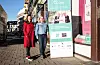 Base i Bergen sentrum: WeCare-gründerne Kristine Askvik og Silje Katrine Robinson har kontor her i Bergen sentrum, rett ved Den Nationale Scene. Det karakteristiske Kalmarhuset i bakgrunnen. Foto: Jørn-Arne Tomasgard