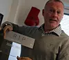 PC-Ware var mer kjent for Novell, men den avtalen avsluttet Frøystein i 2011. - Siden la vi Novell og Wordperfect bak oss, sier han og viser frem den gamle partner-plaketten som han har tusjet RIP på. Bilde: Marius Jørgenrud