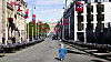 Helt folketomt var det ikke på Karl Johan i Oslo 17. mai, men det var langt færre ute i gatene enn normalt.