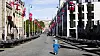 Helt folketomt var det ikke på Karl Johan i Oslo 17. mai, men det var langt færre ute i gatene enn normalt.