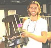 Per Antoine Carlsen med roboten han bygger, forhåpentlig kan den brukes i eldreomsorgen.