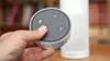 Amazon Echo Dot gjør mye av den samme jobben som Echo (i bakgrunnen), men tar vesentlig mindre plass. Foto: Kurt Lekanger