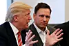 Peter Thiel (t.h.) er en av grunnleggerne av Palantir. Her er han sammen med Donald Trump like etter Trumps valgseier i 2016. Foto: Shannon Stapleton/Reuters/NTB