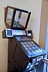 Moro på jobb: En av de ansatte har importert denne Jubeat-arcademaskinen fra Japan. Den bråker som et uvær, og brukes av både ansatte og kunder som er innom. Foto: Kurt Lekanger