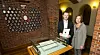 IT-sjef Frode Rein og Elisabeth Bredeli, her med iPad foran Stortingets kopi av Grunnloven, tror nettbrett vil få stor betydning for representantenes arbeidssituasjon.