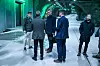 Likte det han så: Forsknings- og høyere utdanningsminister Ola Borten Moe (Sp) ankom Lefdal Mine Datacenter rundt lunsjtider tirsdag for å åpne det nye datasenteret til Sigma2. Her i samtale med daglig leder Gunnar Bøe i Sigma2 og daglig leder Jørn Skaane i Lefdal Mine Datacenter (begge ryggen til). Til venstre markedssjef Mats Andersson i Lefdal Mine Datacenter, til høyre den lokale Sp-politikeren Paul Jacob Helgesen. Foto: Jørn-Arne Tomasgard