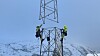 Tårnselskapets første tårn er satt opp på Flå i Hallingdal. Her tar montører fra Bjerke Nettbygg imot toppen av tårnet, som fires ned fra helikopter.