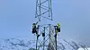 Tårnselskapets første tårn er satt opp på Flå i Hallingdal. Her tar montører fra Bjerke Nettbygg imot toppen av tårnet, som fires ned fra helikopter.