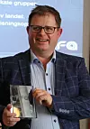 Simen Sommerfeldt mottok nylig NFA-prisen på vegne av Lær Kidsa Koding. Bevegelsen ble hedret for å inspirere barn og unge til å utforske digitale verktøy. Foto: Joachim Seehusen