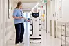 Eva Løveseter Olsson sammen med serveringsroboten Bella, som skal avlaste ansatte og gi pasientene et mer fleksibelt mattilbud. Foto: Arash A. Nejad