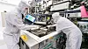 Nederlandske ASML omtales som en verdensledende leverandør utstyr til nanolitografi, som blant annet brukes i produksjon av avanserte mikrobrikker. Bildet er fra en rentrom ved selskapets anlegg i Veldhoven i Nederland.