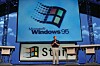 Windows 95 gjorde mye for brukervennligheten til datidens PC-er. Mange av nyhetene lever fortsatt videre i dagens Windows 11. Her lanserer Bill Gates det nye operativsystemet i 1995. Teknologinettstedet The Verge kåret denne uken Windows 95 til tidenes beste Microsoft-produkt.