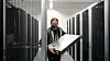 Systemadministrator Alexander Landmann henter en server fra en serverhall i et tysk datasenter. Illustrasjonsfoto.