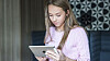 Seks av ti sjuendeklassinger bruker digitalt utstyr sjeldnere enn én gang i uken i sentrale skolefag som matte og norsk, ifølge en rapport fra Senter for IKT i utdanningen.