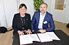 Cecilie Daae, direktør i DSB og Sigbjørn Høgne fra Sherpa signerer avtalen. Foto: Sherpa Consulting