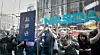En rekke interesserte stilte seg opp foran Nasdaq-børsen i New York fredag. Årsaken var selvsagt børsnoteringen av Facebook. Men tekniske problemer på Nasdaq-børsen førte til at handelen ble utsatt med en halvtime. Nå må teknologibørsen tåle mye kritikk for at teknologien sviktet dem.