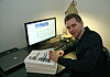 Max Schrems virker ikke bekymret over at rettsaken han fører mot Facebook på vegne av minst 25.000 personer er blitt utsatt. Bildet viser dokumentbunken han fikk da han forlangte informasjonen Facebook har om han utlevert.