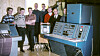 Siffergruppen: Siffergruppen anno 1962 ved sin første maskin Lydia. Den besto av fire skap fulle av elektronikk‐kort. Fra venstre: Per Bugge‐ Asperheim, Svein Strøm, Per Klevan, Lars Monrad Krohn, Per Bjørge, Asbjørn Horn, Olav Landsverk, Yngvar Lundh.