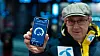 Dekningsdirektør Bjørn Amundsen i Telenor feirer at sms er 30 år. Bildet er tatt i en helt annen sammenheng, der han viser farta i 5G-nettverket. Foto: Martin Fjellanger Telenor