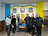 Lærere takker for brukte bærbare PC-er på skolen Turya Pasitsky. Knut Yrvin er avbildet midt i bildet med tommel opp. Foto: Privat