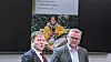 Kommunal- og distriktsminister Sigbjørn Gjelsvik (til venstre) mottok mandag rapporten fra personvernkommisjonen fra kommisjonsleder John Arne Moen (til høyre).