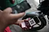 De kjente svarte og hvite strekene fyller 50 i disse dager, men nå tar snart den mønstrede firkanten QR-koden over for strekkodene. Foto: Eranga Jayawardena/AP/NTB