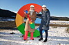 Google-sjef Tine Austvoll (t.v.) og digitaliseringsminister Karianne Tung tar et slags første spadetak for det nye datasenteret de vil bygge i Skien. Tomta er allerede gjort klar.