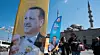 Statsminister Recep Tayyip Erdogan på et valgbanner ved Eminönü-distriktet i Istanbul. Erdogan har sørget for å stenge tilgangen til en rekke sosiale medier etter en serie ubehagelig avsløringer for ham og regjeringen.