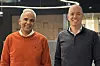 Direktør for privatmarkedet i Lyse Tele, Shiraz Abid, og konserndirektør for tele i Lyse, Eirik Børve Monsen har saktens god grunn til å smile over å ha passert 900.000 mobilkunder.