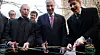 SNIPP SNIPP: Borgermester Michael Bloomberg (fra v.) klipper ethernet-kabler for å symbolisere åpningen av gratis WiFi på nedre Manhattan. Med seg har han delstat-senator Charles Schumer og Googles IT-sjef Ben Fried som for anledningen har det bredeste gliset.