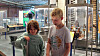 Fredrik (8) og Eirik (9) tester ut spillet Morse champion på Teknisk museums nye tele- og dataustilling.