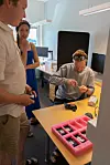 Bikely er stolte av at de gjør alt i Norge. Her kobler produktsjef Ole Mathias Samuelsen (til høyre) opp systemer sammen med markedssjef Ellen Loxley (midten) og operasjonssjef Esten Øyen (til venstre). Foto: Oskar Hope-Paulsrud