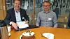 Feiret storkontrakten med kake: Fra v. regionsdirektør Kim Grove-Knutsen og kundeansvarlig Svein Egil Moe, begge fra Atea.