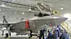 Forsvaret skal få ny sikker IKT-plattform. Det skal gi mer effektiv informasjonsdeling og samhandling på tvers av alle millitære brukere, samt nye våpensystemer som kampflyet F-35. Bildet viser kronprins Håkon og representanter fra forsvarsdepartementet på en omvisning hos flyprodusenten Lockheed Martin.