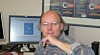 C++-oppfinneren Bjarne Stroustrup foran en PC-skjerm.