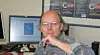 C++-oppfinneren Bjarne Stroustrup foran en PC-skjerm.