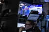 En megler følger med på gulvet hos New York Stock Exchange i New York City. Analytiker James Ferguson i britiske MacroStrategy mener vi nå ser konturene av en ny dot.com-boble der verdens aksjemeglere er med på å blåse prisene helt ut av proposjoner.