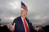 President Donald Trump snakker med reportere foran Det hvite hus tirsdag.