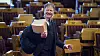 Kommunal- og distriktsminister Sigbjørn Gjelsvik sier at Norge trenger en helhetlig digitaliseringspolitikk på tvers av ulike sektorer. Bildet er fra en spørretime i Stortinget.