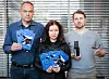 Brosjyrene skal informere sjåfører som passerer grensen om at jammere er forbudt i Norge. Nkoms avdelingsdirektør (fra v.) Per Eirik Heimdal og senioringeniør Nataliya Kovalevska som viser brosjyrene, mens overingeniør Nicolai Gerrard viser to typer jammere. Foto: Cato Berge, Nkom