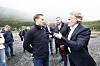 Aker-topp Kristian Røkke (f.v.), Narvik-ordfører Rune Edvardsen og Norkraft-sjef Eirik Frantzen fotografert den 7. august foran tomten hvor datasenteret til Open AI skal ligge i Kvandal. Også det nye datasenteret skal ligge på samme tomt, i et eget bygg.