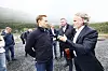 Aker-topp Kristian Røkke (f.v.), Narvik-ordfører Rune Edvardsen og Norkraft-sjef Eirik Frantzen fotografert den 7. august foran tomten hvor datasenteret til Open AI skal ligge i Kvandal. Også det nye datasenteret skal ligge på samme tomt, i et eget bygg.