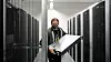 Systemadministrator Alexander Landmann henter en server fra en serverhall i et tysk datasenter. Bildet er brukt som illustrasjonsfoto og har ingen ting med den pågående konflikten i Nordland.