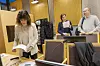 Sjef for Tinius-stiftelsen Kjersti Løken Stavrum før rettssaken startet mandag. Bak står saksøkernes sakkyndige vitner Inga Strümke og Kristian Gjøsteen, henholdsvis førsteamanuensis og professor ved NTNU. Foto: Arash A. Nejad