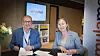 Direktør for Simulamet, Olav Lysne og DSB-direktør Elisabeth Aarsæther signerer en avtale om testing av nytt nødnett. Foto: DSB