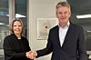 Fungerende direktør i Forsvarsbygg, Camilla Mathiesen og konsernsjef i Space Norway, Morten Tengs har signert avtale om at Forsvarsbygg skal bistå i å bygge installasjonen for å ta i mot sjøfiberen på Jan Mayen. Foto: Space Norway