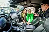 Innsatsleder i oslopolitiet, Kristoffer Bang, forklarer Karianne Tung og Birgitte Engebretsen viktigheten av nødnett og litt om bruken av det. Foto: Arash A. Nejad