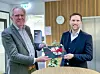 Michael Ørnø (venstre), direktør for statens IT, overleverer den første PC-en med åpen kildekode til Stefan Søsted, direktør for Færdselsstyrelsen. Foto: Færdselsstyrelsen