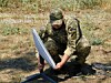 En ukrainsk soldat setter opp en Starlink-terminal. Systemet har siden starten av fullskalainvasjonen vært viktig for både sivil og militær kommunikasjon i Ukraina.